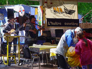 1061huitreOuvrireR.jpg (1884641 octets)